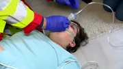 Die Retter m&uuml;ssen zudem schnell handeln, als einem Jungen der Erstickungstod droht.