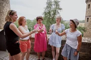 Die Landfrauen schauen sich auf Burg Lichtenberg um und stoßen zusammen an. v.li.: Katrin Humpfer, Judith Wohlfarth, Sarah Schreiber, Paula Altner, Myriam Sehringer Die Landfrauen schauen sich auf Burg Lichtenberg um und stoßen zusammen an. v.li.: Katrin Humpfer, Judith Wohlfarth, Sarah Schreiber, Paula Altner, Myriam Sehringer