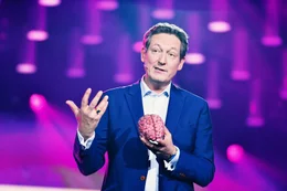 Dr. Eckart von Hirschhausen ist Deutschlands bekanntester Arzt und ein Allround-Talent. In seinem siebten Solo-Programm "Endlich" widmet er sich dem gr&ouml;&szlig;ten Thema unserer Zeit: der Zeit!