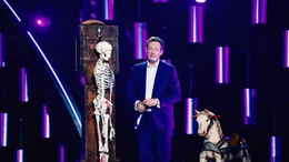 Dr. Eckart von Hirschhausen ist Deutschlands bekanntester Arzt und ein Allround-Talent. In seinem siebten Solo-Programm "Endlich" widmet er sich dem gr&ouml;&szlig;ten Thema unserer Zeit: der Zeit!
