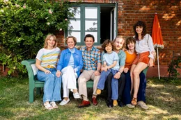 In den Ferien tankt Hans Rosenthal mit der Familie auf, um der Anstrengung eine &ouml;ffentliche Person zu sein, zu entkommen. Hier testet er mit der Familie auch neue Spielideen. Von links: Tochter Birgit (Marta Martin), Ehefrau Traudl (Silke Bodenbender), Hans Rosenthal (Florian Lukas), Enkelsohn Felix (Theo Hache), Schwiegersohn Hans-Georg (Lucas Lentes), Sohn Gert (Julius Gause) und Fritzi (Josefine Keller)