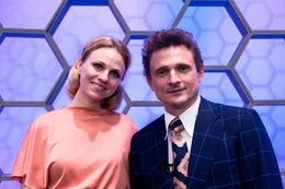 Hans Rosenthal (Florian Lukas) bereitet mit seiner Assistentin Monika Sundermann (Teresa Rizos) seine Sendung vor.