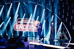 Dr. Eckart von Hirschhausen ist Deutschlands bekanntester Arzt und ein Allround-Talent. In seinem siebten Solo-Programm "Endlich" widmet er sich dem gr&ouml;&szlig;ten Thema unserer Zeit: der Zeit!