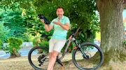Was bietet ein Mountainbike wirklich? In drei Preisstufen demonstriert Daniel Aßmann die Praxistauglichkeit von Fahrrädern – mit und ohne Motor. Blick hinter die Kulissen, Trends auf der Messe, Second Use – und die klare Prognose: Die Zukunft rollt elektrisch. Was bietet ein Mountainbike wirklich? In drei Preisstufen demonstriert Daniel Aßmann die Praxistauglichkeit von Fahrrädern – mit und ohne Motor. Blick hinter die Kulissen, Trends auf der Messe, Second Use – und die klare Prognose: Die Zukunft rollt elektrisch.