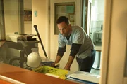 Leo Oswald (Wanja Mues) ermittelt undercover im Krankenhaus und durchsucht konzentriert den Empfangsbereich nach Hinweisen. Dabei stößt er auf mögliche Unregelmäßigkeiten im Klinikalltag. Leo Oswald (Wanja Mues) ermittelt undercover im Krankenhaus und durchsucht konzentriert den Empfangsbereich nach Hinweisen. Dabei stößt er auf mögliche Unregelmäßigkeiten im Klinikalltag.