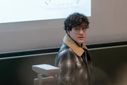 Dr. Sina Seibold wurde nach einem Vortrag über Sterbehilfe ermordet. Steht das im Zusammenhang? Korbinian Kirchner (Jonathan Hutter) geht der Sache nach. Dr. Sina Seibold wurde nach einem Vortrag über Sterbehilfe ermordet. Steht das im Zusammenhang? Korbinian Kirchner (Jonathan Hutter) geht der Sache nach.