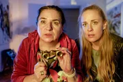 Gerichtsmedizinerin Dr. Franziska Beck (Maria Happel, l.) hat ihre Nachbarin mit einem langen Messer beobachtet und will, dass Gruppeninspektorin Penny Lanz (Lilian Klebow, r.) es auch sieht. Gerichtsmedizinerin Dr. Franziska Beck (Maria Happel, l.) hat ihre Nachbarin mit einem langen Messer beobachtet und will, dass Gruppeninspektorin Penny Lanz (Lilian Klebow, r.) es auch sieht.