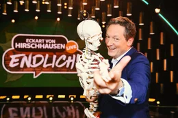 Dr. Eckart von Hirschhausen ist Deutschlands bekanntester Arzt und ein Allround-Talent. In seinem siebten Solo-Programm &bdquo;Endlich&ldquo; widmet er sich dem gr&ouml;&szlig;ten Thema unserer Zeit: der Zeit!
