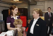 Manu stellt fest, dass nun mit schärferen Geschützen auf sie geschossen wird. Manu Berlett (Marie Zielcke, l.) und Paula Gabrian (Regine Hentschel, r.) Manu stellt fest, dass nun mit schärferen Geschützen auf sie geschossen wird. Manu Berlett (Marie Zielcke, l.) und Paula Gabrian (Regine Hentschel, r.)