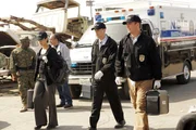 Jamie Carr, die Frau eines Marines, wird in einem Internetvideo die Kehle durchgeschnitten. Ziva (Cote de Pablo, vorne l.), McGee (Sean Murray, vorne M.) und Tony (Michael Weatherly, vorne r.) versuchen den Fall zu l&ouml;sen ...