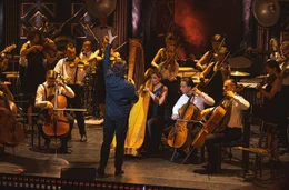 Im Rahmen der &bdquo;TingelTangel&ldquo;-Konzertreihe entf&uuml;hrt das renommierte Theater des Westens am 11., 12. und 13. September sein Publikum in die atmosph&auml;rische Welt der 1920er- und fr&uuml;hen 1930er-Jahre. Erstmals wird der unverwechselbare Soundtrack von &bdquo;Babylon Berlin&ldquo; live inszeniert und interpretiert &ndash; mit dem Baltic Sea Philharmonic unter der musikalischen Leitung von Johnny Klimek und Kristjan J&auml;rvi und mit besonderen Gastauftritten von Meret Becker, Max Raabe, Natalia Mateo, Madame Le Pustra und weiteren G&auml;sten.