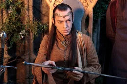 Elrond (Hugo Weaving) verhilft den Abenteurern zur Flucht nach Bruchtal.  +++ Die Verwendung des sendungsbezogenen Materials ist nur mit dem Hinweis und Verlinkung auf RTL+ gestattet. +++