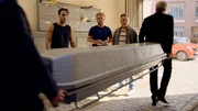 Paul (Niklas Osterloh, M.) erhält einen todsicheren Wohnungstipp. Links Nihat (Timur Ülker), rechts Michael „Michi“ (Lars Pape) Paul (Niklas Osterloh, M.) erhält einen todsicheren Wohnungstipp. Links Nihat (Timur Ülker), rechts Michael „Michi“ (Lars Pape)