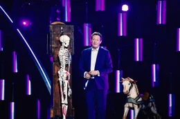 Dr. Eckart von Hirschhausen ist Deutschlands bekanntester Arzt und ein Allround-Talent. In seinem siebten Solo-Programm "Endlich" widmet er sich dem gr&ouml;&szlig;ten Thema unserer Zeit: der Zeit!
