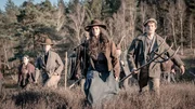 NORDDEUTSCHER RUNDFUNK Schwarzes Gold. Wollen sich der Gewaltherrschaft der Familie Pape nicht mehr beugen: Die Lamberts: Mutter Martha (Jessica Schwarz, 2.v.l.), Johanna (Harriet Herbig-Matten, M.) und Felix (Leo Knižka). NORDDEUTSCHER RUNDFUNK Schwarzes Gold. Wollen sich der Gewaltherrschaft der Familie Pape nicht mehr beugen: Die Lamberts: Mutter Martha (Jessica Schwarz, 2.v.l.), Johanna (Harriet Herbig-Matten, M.) und Felix (Leo Knižka).