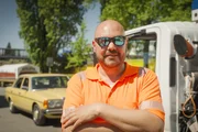 Reporter Spezial – Donat auf Achse. Von Landwirtschaft, Impfschäden und Patriarchen. Folge 3. Roli arbeitet als Entsorger. Früher war er selbständiger Maler. 2026 Reporter Spezial – Donat auf Achse. Von Landwirtschaft, Impfschäden und Patriarchen. Folge 3. Roli arbeitet als Entsorger. Früher war er selbständiger Maler. 2026