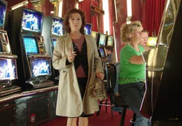 Polina (Hannelore Elsner) klaut eine Handtasche in der Spielbank.