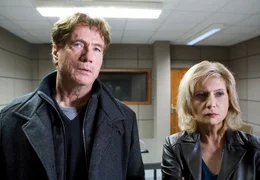 hr-fernsehen TATORT: SCHLAFENDE HUNDE, Kriminalfilm, Deutschland 2010, Regie: Florian Baxmeyer, am Samstag (15.02.14) um 21:45 Uhr. Blick in die Vergangenheit: Hauptkommissarin Inga L&uuml;rsen (Sabine Postel) konfrontiert den Unternehmer und M&auml;zen Hans Rodenburg (J&uuml;rgen Prochnow) mit seinem fr&uuml;heren Leben.