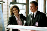 Anne Cassidy (Mary Elizabeth Mastrantonio) und Jack Malone (Anthony LaPaglia). Die Verwendung des sendungsbezogenen Materials ist nur mit dem Hinweis und Verlinkung auf RTL+ gestattet. Anne Cassidy (Mary Elizabeth Mastrantonio) und Jack Malone (Anthony LaPaglia). Die Verwendung des sendungsbezogenen Materials ist nur mit dem Hinweis und Verlinkung auf RTL+ gestattet.