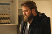 Benjamin Hornberg (Antoine Monot) reagiert angespannt auf neue Entwicklungen im Klinikfall um Emily Siebert. Der Anwalt spürt, dass hinter den Ereignissen mehr steckt als bisher bekannt. Benjamin Hornberg (Antoine Monot) reagiert angespannt auf neue Entwicklungen im Klinikfall um Emily Siebert. Der Anwalt spürt, dass hinter den Ereignissen mehr steckt als bisher bekannt.