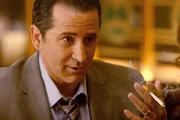 Jack (Anthony LaPaglia) ist in Sorge um seinen Freund und Kollegen Max. Als dieser immer mehr berufliche Probleme hatte, litt auch seine Ehe darunter und nach dem Tod seines Partners ging es für Max schließlich ganz bergab. Nun ist er verschwunden, und es fehlt jede Spur. Jack (Anthony LaPaglia) ist in Sorge um seinen Freund und Kollegen Max. Als dieser immer mehr berufliche Probleme hatte, litt auch seine Ehe darunter und nach dem Tod seines Partners ging es für Max schließlich ganz bergab. Nun ist er verschwunden, und es fehlt jede Spur.