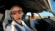 Pilotin Larissa spielt Geige im Lufthansa Orchester. Pilotin Larissa spielt Geige im Lufthansa Orchester.