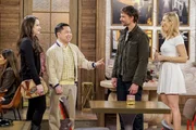 Nachdem Caroline (Beth Behrs, r.) auf Bobbys (Christopher Gorham, 2v.r.) Handy eine Nachricht von seiner Exfreundin findet, ist sie sofort eifersüchtig. Max (Kat Dennings, l.) will ihr daraufhin helfen und überredet Han (Matthew Moy, 2.v.l.) sogar dazu, mit ihr ein heiratswilliges Paar zu spielen und Jessica als Hochzeitsplanerin zu engagieren ... Nachdem Caroline (Beth Behrs, r.) auf Bobbys (Christopher Gorham, 2v.r.) Handy eine Nachricht von seiner Exfreundin findet, ist sie sofort eifersüchtig. Max (Kat Dennings, l.) will ihr daraufhin helfen und überredet Han (Matthew Moy, 2.v.l.) sogar dazu, mit ihr ein heiratswilliges Paar zu spielen und Jessica als Hochzeitsplanerin zu engagieren ...