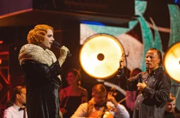 Im Rahmen der &bdquo;TingelTangel&ldquo;-Konzertreihe entf&uuml;hrt das renommierte Theater des Westens am 11., 12. und 13. September sein Publikum in die atmosph&auml;rische Welt der 1920er- und fr&uuml;hen 1930er-Jahre. Erstmals wird der unverwechselbare Soundtrack von &bdquo;Babylon Berlin&ldquo; live inszeniert und interpretiert &ndash; mit dem Baltic Sea Philharmonic unter der musikalischen Leitung von Johnny Klimek und Kristjan J&auml;rvi und mit besonderen Gastauftritten von Meret Becker, Max Raabe, Natalia Mateo, Madame Le Pustra und weiteren G&auml;sten.