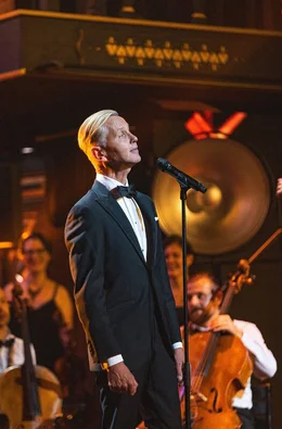 Im Rahmen der &bdquo;TingelTangel&ldquo;-Konzertreihe entf&uuml;hrt das renommierte Theater des Westens am 11., 12. und 13. September sein Publikum in die atmosph&auml;rische Welt der 1920er- und fr&uuml;hen 1930er-Jahre. Erstmals wird der unverwechselbare Soundtrack von &bdquo;Babylon Berlin&ldquo; live inszeniert und interpretiert &ndash; mit dem Baltic Sea Philharmonic unter der musikalischen Leitung von Johnny Klimek und Kristjan J&auml;rvi und mit besonderen Gastauftritten von Meret Becker, Max Raabe, Natalia Mateo, Madame Le Pustra und weiteren G&auml;sten.