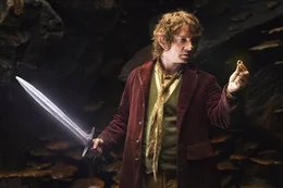 Bilbo (Martin Freeman) entdeckt den Ring, den Gollum verlor, als er seine Beute davon schleppte.     +++ Die Verwendung des sendungsbezogenen Materials ist nur mit dem Hinweis und Verlinkung auf RTL+ gestattet. +++