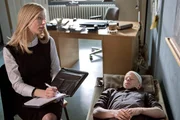 Die Psychologin Dr. Deichgraf (Antje Widdra) hypnotisiert Rayk (Martin Wißner), um seine Erinnerungen zu aktivieren. Die Psychologin Dr. Deichgraf (Antje Widdra) hypnotisiert Rayk (Martin Wißner), um seine Erinnerungen zu aktivieren.