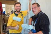 In Dortmund will Claus (l.) seinem 1-Zimmer-Altbau-Appartement einen neuen Glanz verpassen. Handwerker-König Ralle hilft dem 35-Jährigen sowohl beim Ausmisten als auch beim eigentlichen Umbau. In Dortmund will Claus (l.) seinem 1-Zimmer-Altbau-Appartement einen neuen Glanz verpassen. Handwerker-König Ralle hilft dem 35-Jährigen sowohl beim Ausmisten als auch beim eigentlichen Umbau.