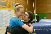 90er Jahre: Thomas (Lars Dickel) freut sich mit der überglücklichen Sonja (Helena Reetz), die nach harter Arbeit im Kader aufgenommen wird. 90er Jahre: Thomas (Lars Dickel) freut sich mit der überglücklichen Sonja (Helena Reetz), die nach harter Arbeit im Kader aufgenommen wird.
