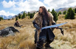 Thorin (Richard Armitage) setzt alles daran, das seinem Volk gestohlene K&ouml;nigreich Erebor zur&uuml;ckzugewinnen.  +++ Die Verwendung des sendungsbezogenen Materials ist nur mit dem Hinweis und Verlinkung auf RTL+ gestattet. +++