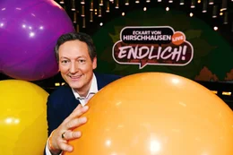 Dr. Eckart von Hirschhausen ist Deutschlands bekanntester Arzt und ein Allround-Talent. In seinem siebten Solo-Programm "Endlich" widmet er sich dem gr&ouml;&szlig;ten Thema unserer Zeit: der Zeit!