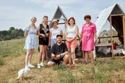 SWR LECKER AUFS LAND, „Zu Gast bei Ann Turonok in der Westpfalz“. Die Landfrauen bei den mobilen Hühnerställen mit Annas Mann Alex Turonok (vorne). v. li.: Paula Altner, Katrin Humpfer, Myriam Sehringer, Judith Wohlfarth, Sarah Schreiber. SWR LECKER AUFS LAND, „Zu Gast bei Ann Turonok in der Westpfalz“. Die Landfrauen bei den mobilen Hühnerställen mit Annas Mann Alex Turonok (vorne). v. li.: Paula Altner, Katrin Humpfer, Myriam Sehringer, Judith Wohlfarth, Sarah Schreiber.