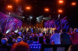 (v.li.): Intendant und Gastgeber Andreas Vit&aacute;sek, Sebastian Humi, Barbara Eichberger, Christina Kiesler, Dirk Stermann, Isabell Pannagl, Thomas Stipsits, Christof Sp&ouml;rk und &bdquo;Da Blechhauf&rsquo;n&ldquo;.