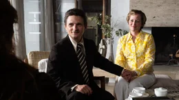 Hans (Florian Lukas) und Traudl (Silke Bodenbender) Rosenthal geben bei einer Homestory ein Interview f&uuml;r die Presse.
