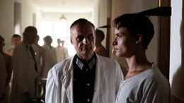 Der junge Hans Rosenthal (Claude Albert Heinrich, r.) wird von einem Arzt (Ingolf M&uuml;ller-Beck, l.) gemustert.