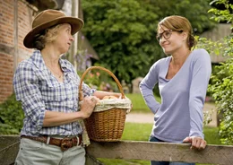 Frau Miller  (Anna B&ouml;ttcher), Fanny (Anja Kling, r.).