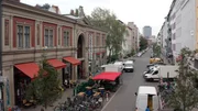 Die Markthalle Neun in Berlin-Kreuzberg ist inzwischen 131 Jahre alt und hat sich immer wieder neu erfunden. Urspr&uuml;nglich gegr&uuml;ndet wurde sie, um die Bev&ouml;lkerung mit preiswerten Lebensmitteln zu versorgen. Heute ist die Markthalle vor allem eine Adresse f&uuml;r Genie&szlig;er. Kaum zu glauben, dass die Markthalle Anfang 2000 kurz vor dem Aus stand. Immer mehr H&auml;ndler gaben damals auf, stattdessen bestimmten Textil- und Lebensmitteldiscounter die Fl&auml;chen. Nur durch das Engagement von Anwohnern aus dem Kiez konnte die Markthalle vor dem Aus gerettet werden. Die H&auml;ndler und Produzenten, die heute in der Markthalle Neun verkaufen, kochen und backen, haben vor allem eins gemeinsam: Sie glauben an gute Lebensmittel und gutes Essen. - Regionaler Genuss in der Markthalle Neun.
