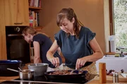 Anna Turonok (re.) zerteilt das Ziegenfleisch für die Hauptspeise. Anna Turonok (re.) zerteilt das Ziegenfleisch für die Hauptspeise.