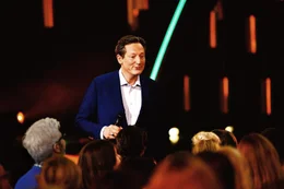 Dr. Eckart von Hirschhausen ist Deutschlands bekanntester Arzt und ein Allround-Talent. In seinem siebten Solo-Programm "Endlich" widmet er sich dem gr&ouml;&szlig;ten Thema unserer Zeit: der Zeit!