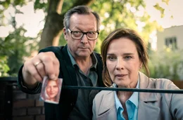 Katharina (D&eacute;sir&eacute;e Nosbusch) und Hektor (Matthias Brandt) sind perplex: Zacharias erz&auml;hlt begeistert von Lilith.