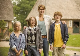Da Fanny (Anja Kling, 2.v.r.) den Freunden George, Julian (Quirin Oettl, r.), Dick (Justus Schlingensiepen, 2.v.l.) und Anne (Neele Marie Nickel, l.) nicht glaubt, machen sich die Kinder selbst daran, die geplante Entf&uuml;hrung von Quentin zu stoppen ...