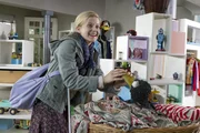 Lena (Camille Dombrowsky) hat den Raben Rudi (Werner Knoedgen) beim Versteckspiel schnell gefunden, und das, obwohl sie blind ist. Lena (Camille Dombrowsky) hat den Raben Rudi (Werner Knoedgen) beim Versteckspiel schnell gefunden, und das, obwohl sie blind ist.