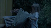 Elsa (Maya Anna Hansen Fr&oslash;lich) bastelt ein Monster.