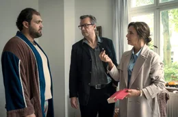 Hektor (Matthias Brandt) und Katharina (D&eacute;sir&eacute;e Nosbusch) versuchen, ihre Tochter besser zu verstehen &ndash; und erfahren Erschreckendes von Liliths Mitbewohner Robert (Danilo Kamperidis,li.).