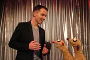 Die Erdmännchen Jan und Henry hören ein seltsames Geräusch, dass sich genauso anhört wie ein Schneemann, der gerade ein Zirkuskunststück einstudiert. Sie ahnen nicht, dass sie kurze Zeit später selbst auf einer Bühne stehen werden. Die Erdmännchen Jan und Henry hören ein seltsames Geräusch, dass sich genauso anhört wie ein Schneemann, der gerade ein Zirkuskunststück einstudiert. Sie ahnen nicht, dass sie kurze Zeit später selbst auf einer Bühne stehen werden.