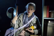 Gibt es im Keller Gespenster? Die blinde Lena (Camille Dombrowsky) und der Rabe Rudi (Werner Knoedgen) horchen angestrengt. Gibt es im Keller Gespenster? Die blinde Lena (Camille Dombrowsky) und der Rabe Rudi (Werner Knoedgen) horchen angestrengt.